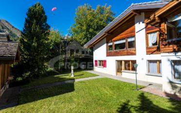 Residential building 8.5 rooms - image - 1