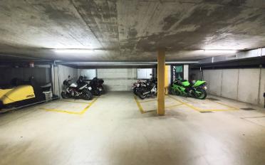 Place à motos couverte - image - 2