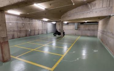 Place à motos couverte - image - 2