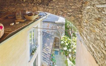Residential building 12.5 rooms - image - 12