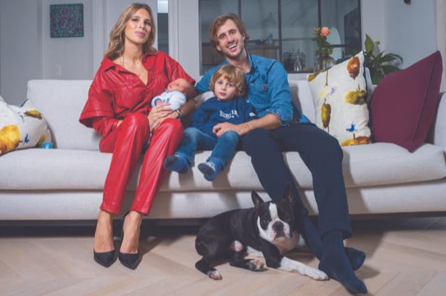 La famille au complet : Gaia Prost avec le petit dernier Lapo sur ses genoux, l’aîné Liam et le chien Brooklyn.