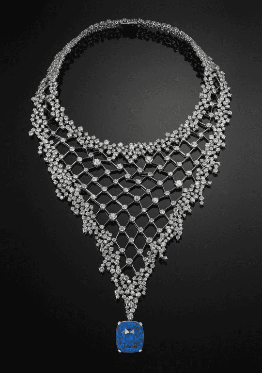 Le collier Tella est serti d’un saphir bleu royal de Ceylan non chauffé, amovible pesant plus de 45 carats.